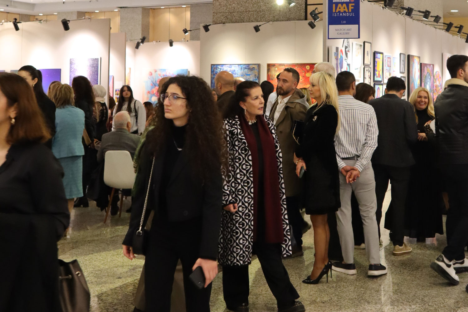 Guests walking through the IAAF Istanbul fair halls