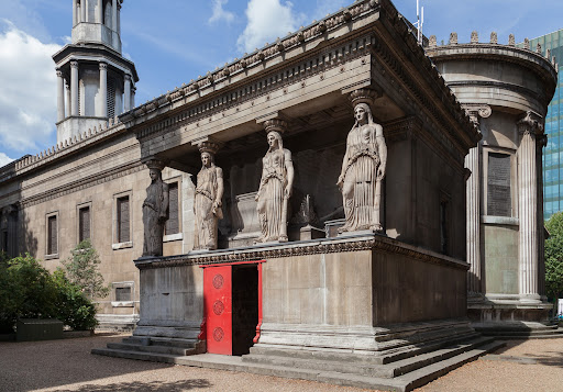 Neoclassical venue hosting an Art Voyage presentation